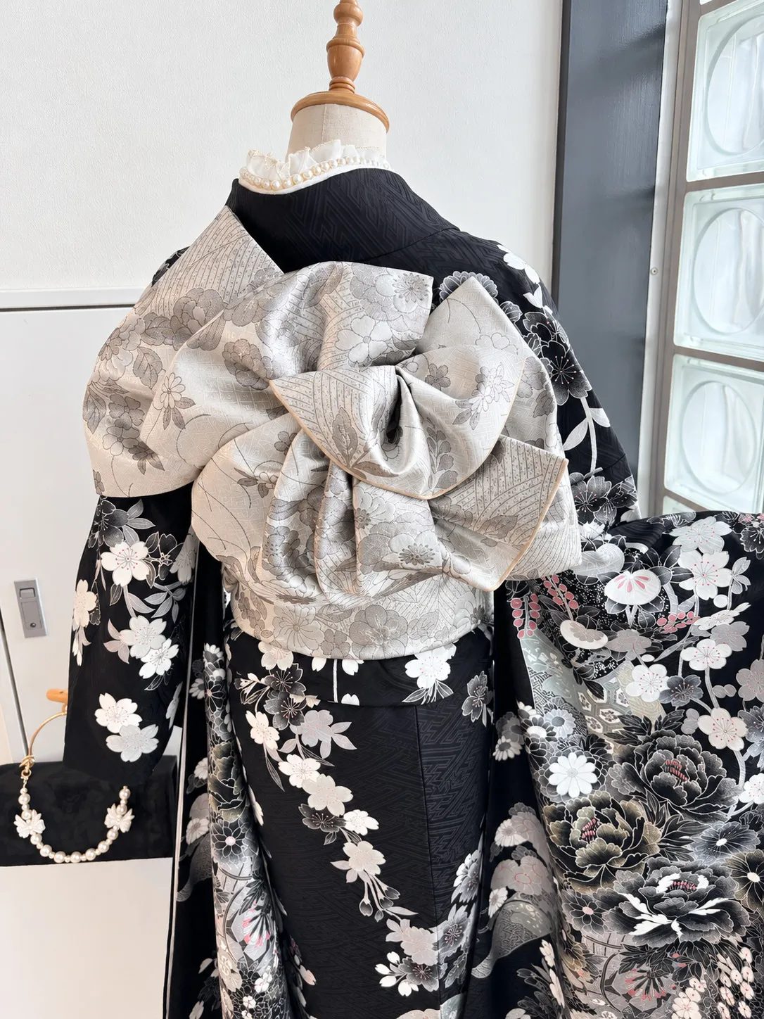 Close back view of the Furisode Plan A — White obi bow