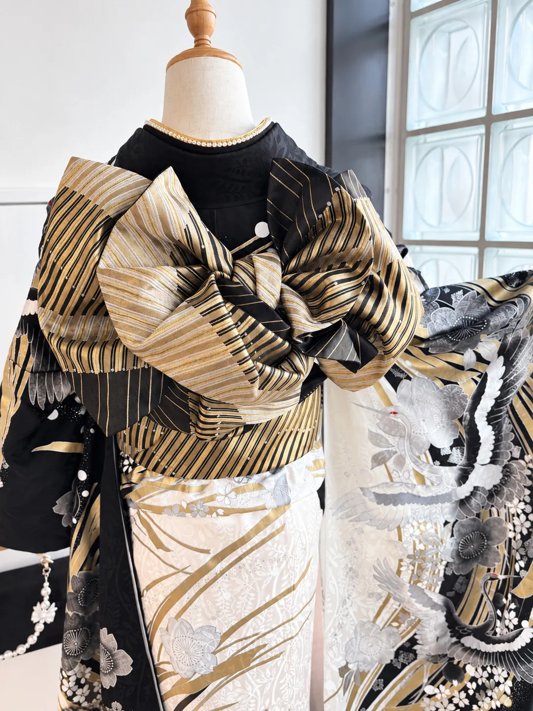 Close back view of the Furisode Plan A — Gold obi bow