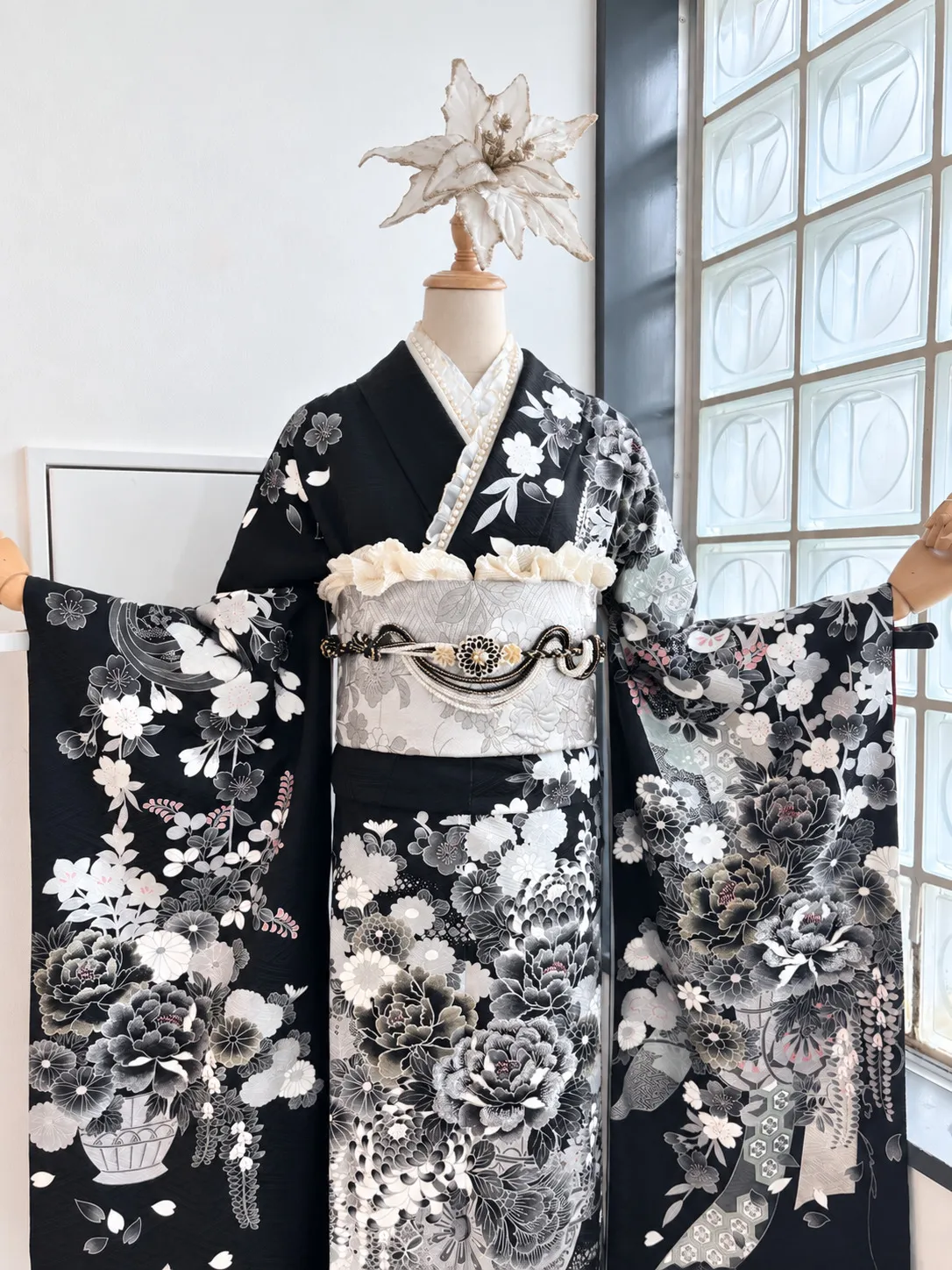 Front detail of the Furisode Plan A — White kimono and obi